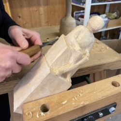 Schnitzen einer kleinen Skulptur